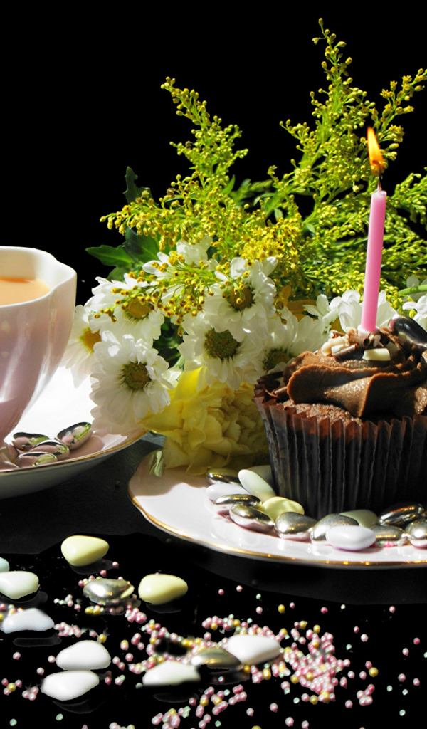 Чашка кофе и праздничный кекс на столе 