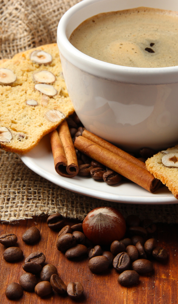 Чашка кофе с выпечкой, кофейными зернами и шоколадом