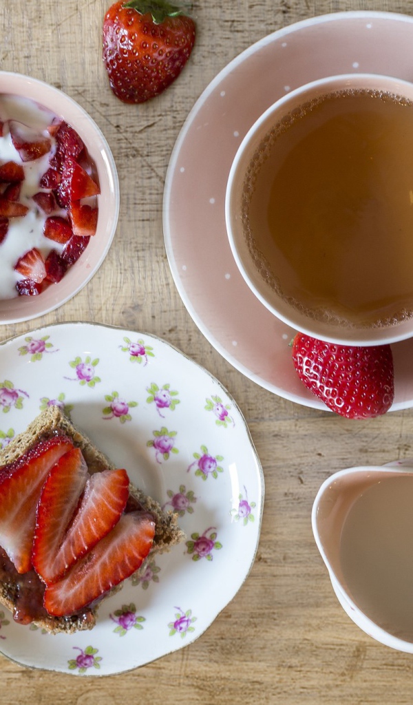 Вкусный завтрак с клубникой и чаем 