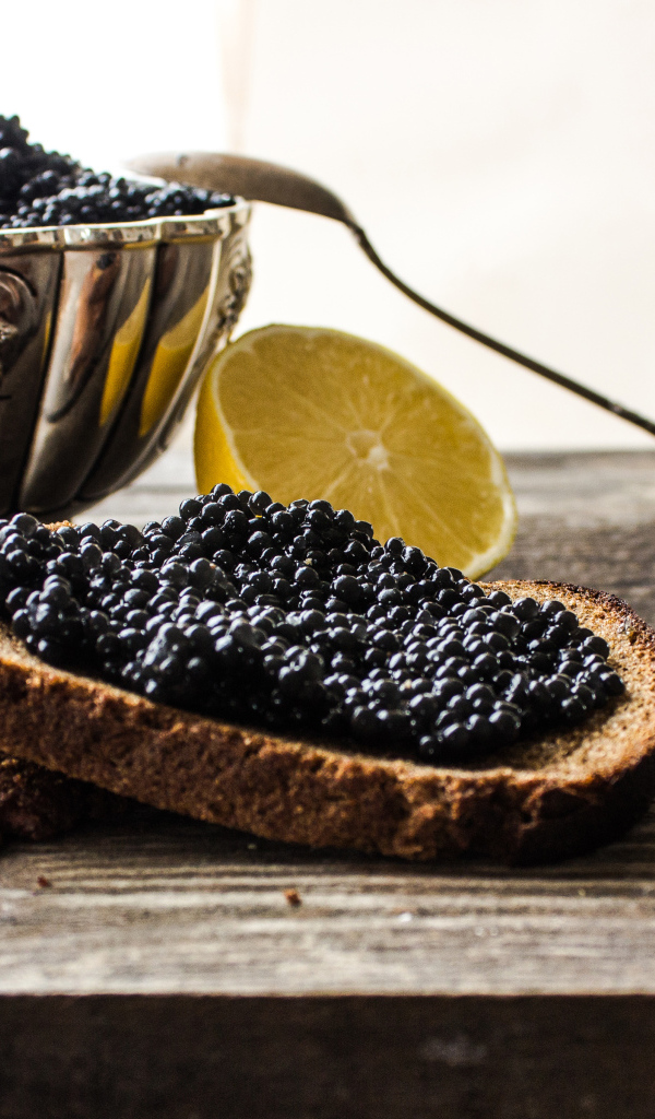 Кусочек черного хлеба с черной икрой 