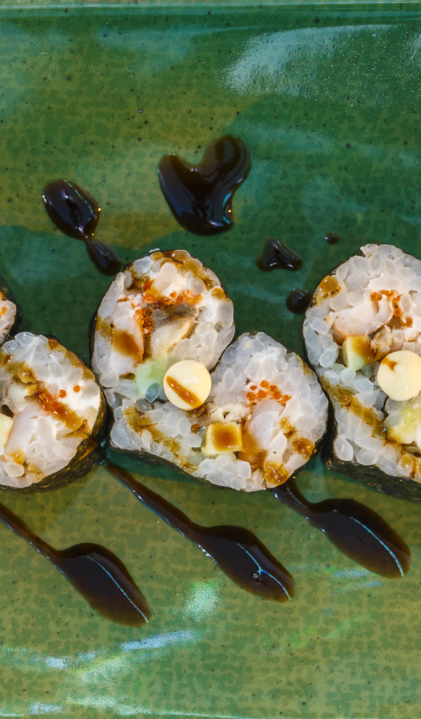 Аппетитные японские суши в форме сердца 