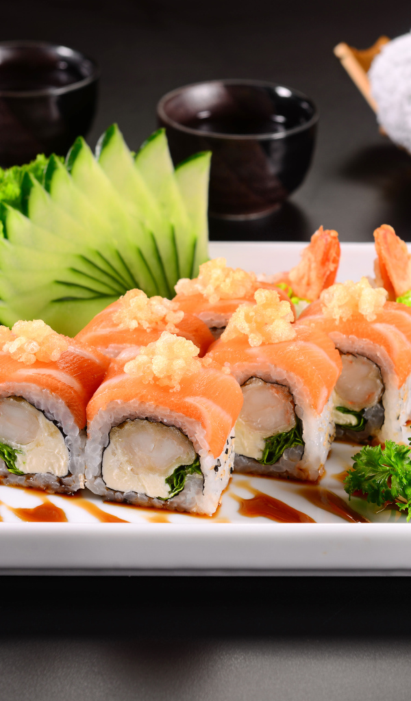 Аппетитные японские суши с красной рыбой 