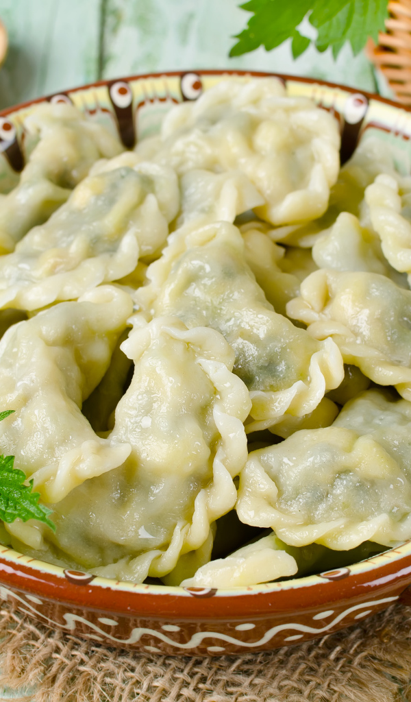 Аппетитные вареники на тарелке с ложкой 