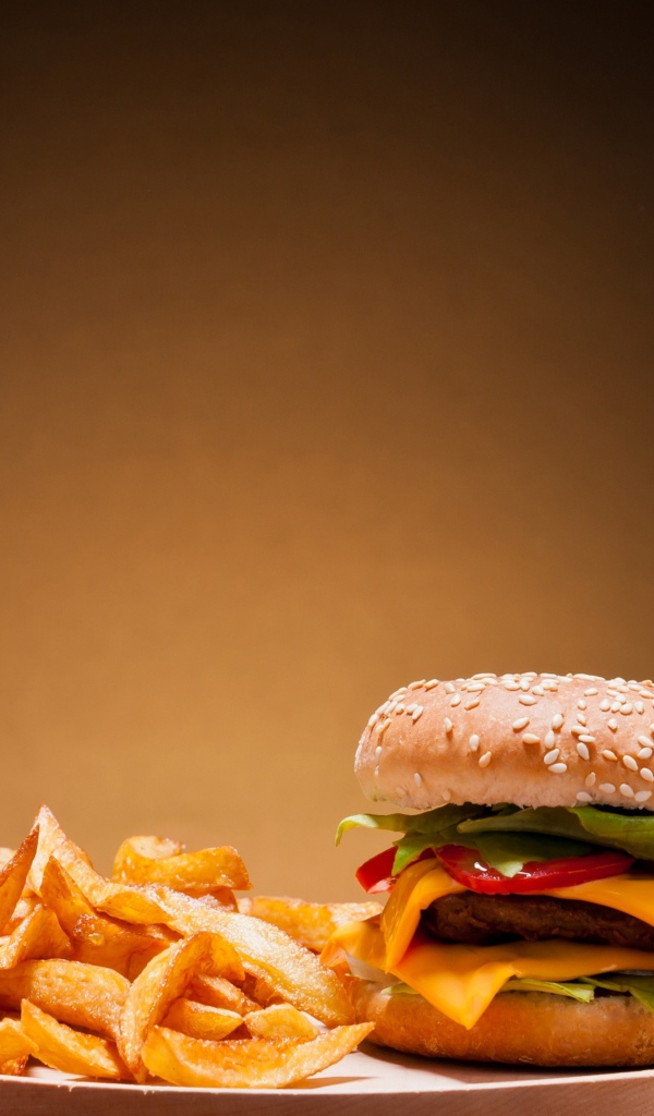 Аппетитная еда из фаст фуда на столе