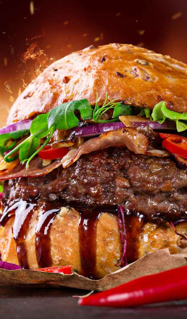 Аппетитный гамбургер с зеленью и острым перцем 