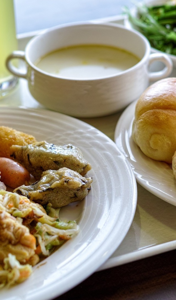 Аппетитный сытный завтрак на белых тарелках