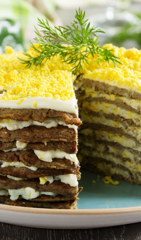 Аппетитный печеночный торт на блюде 