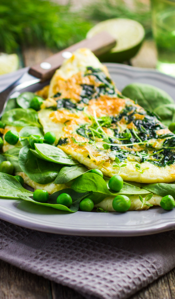 Аппетитный омлет с зелеными горошком и зеленью