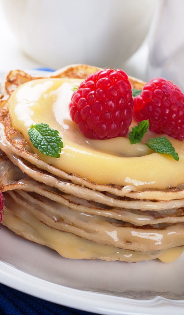 Аппетитные оладьи со сгущенкой и малиной