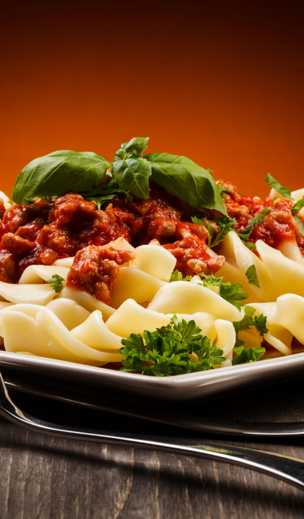 Аппетитная паста с соусом и базиликом 