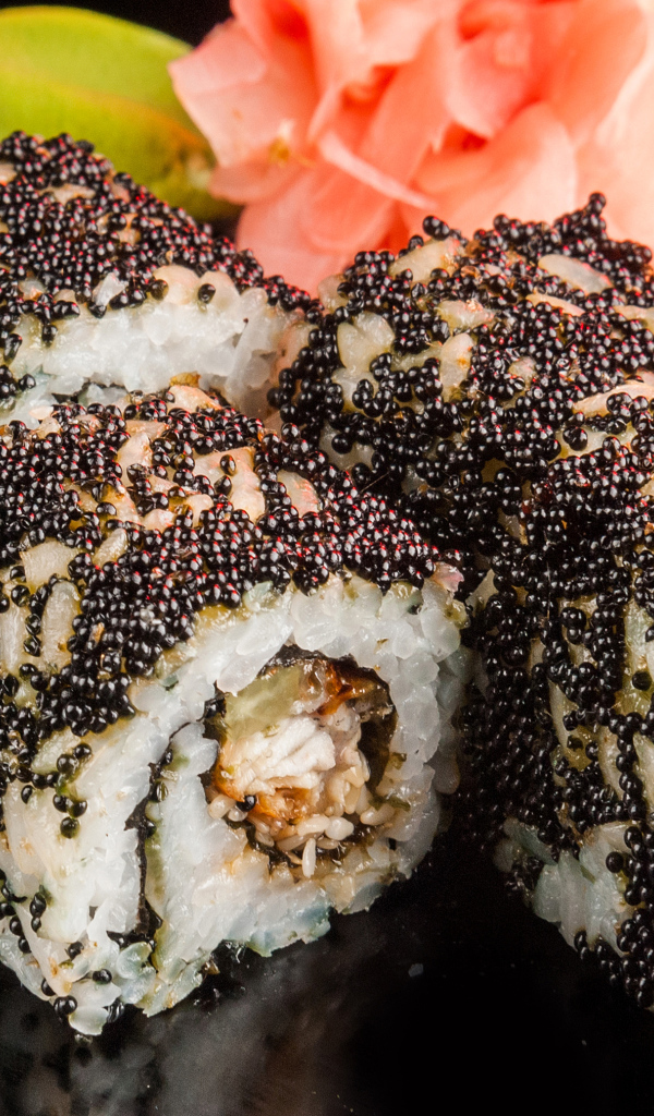 Аппетитные роллы с черной икрой 
