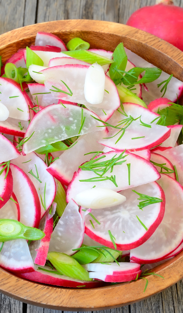 Аппетитный салат со свежего редиса с зеленым луком