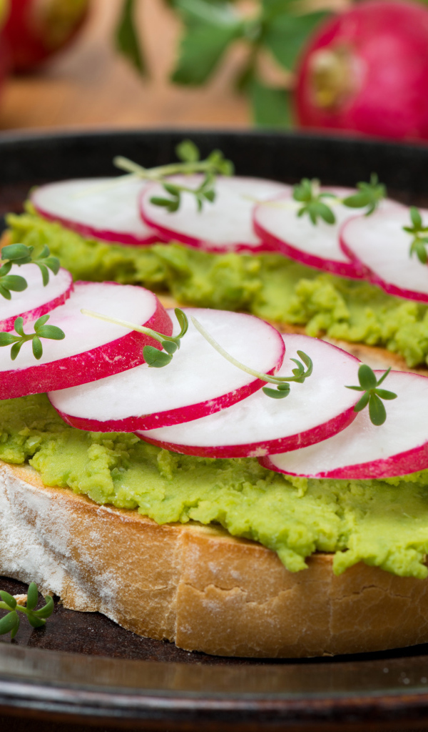 Аппетитный бутерброд с редисом