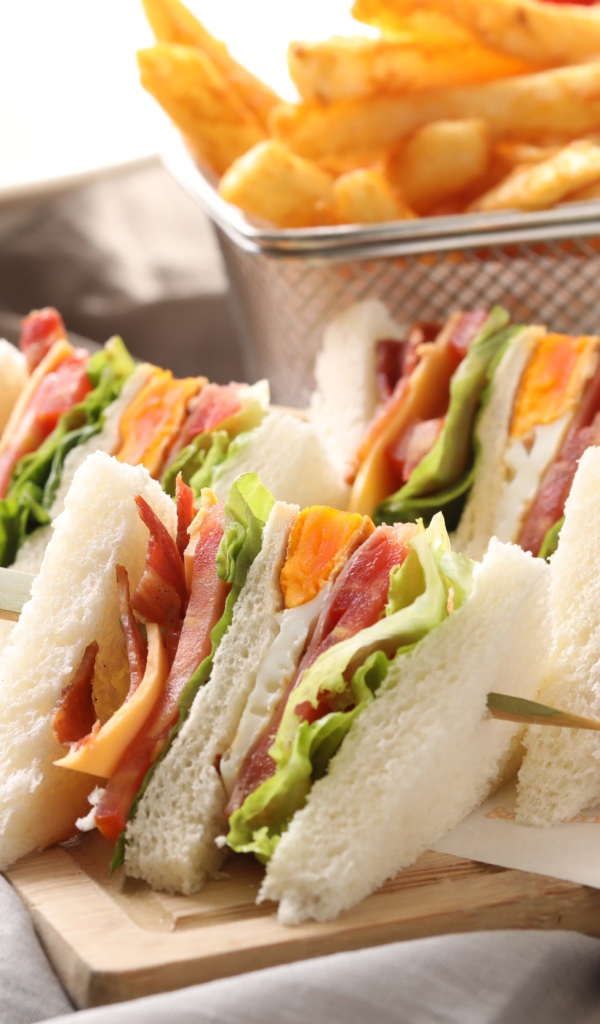 Аппетитные сэндвичи к завтраку на столе 