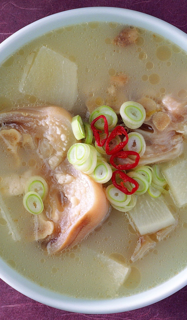 Аппетитный суп с морепродуктами и зеленым луком вид сверху