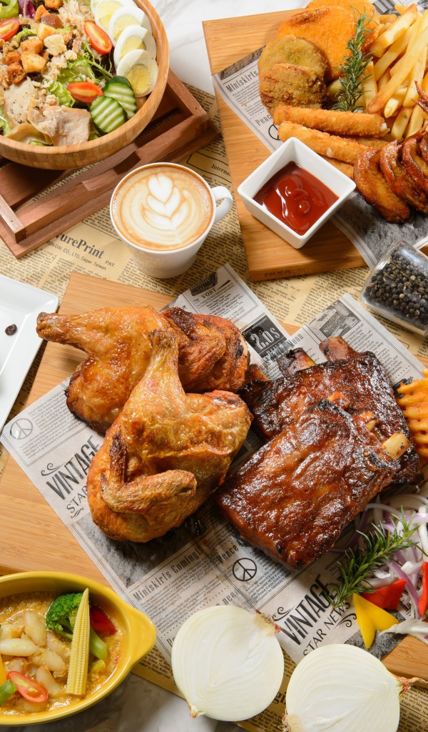 Аппетитный натюрморт еды из фаст фуда на столе