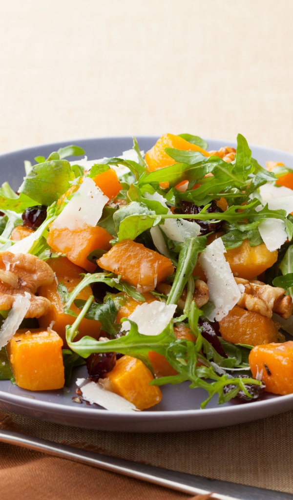 Аппетитный овощной салат на столе 