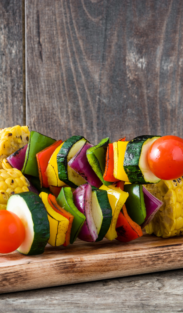Аппетитный овощной шашлык на разделочной доске