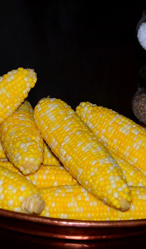 Вареная кукуруза на блюде крупным планом