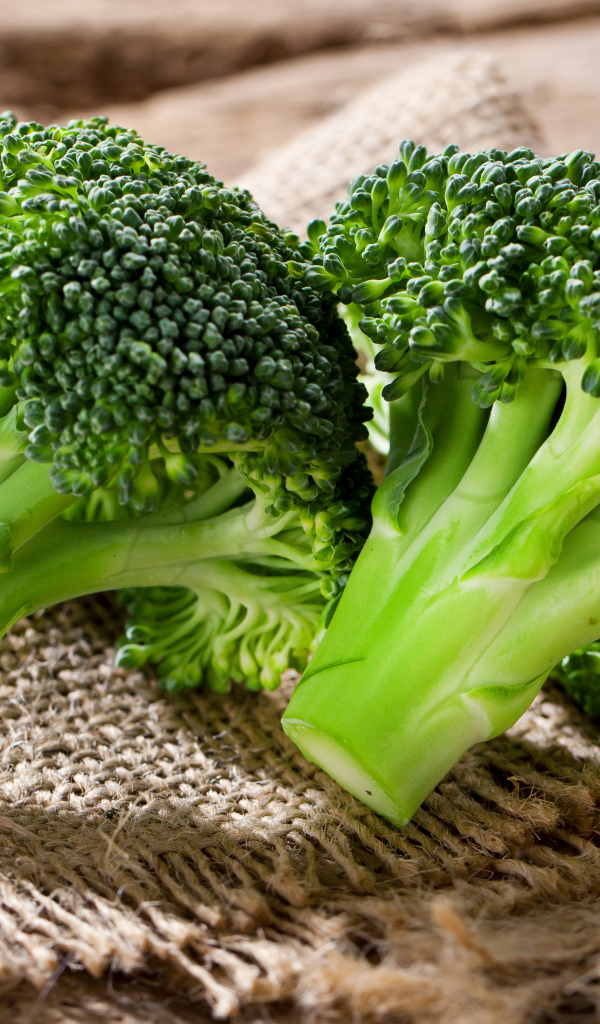 Брокколи на столе крупным планом