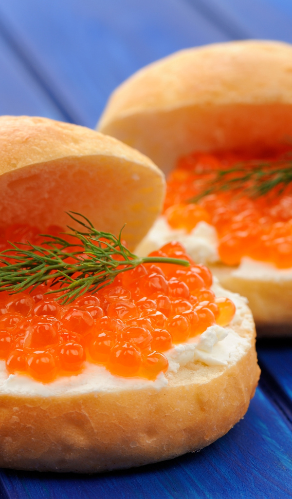 Булочки с красной икрой и сыром 