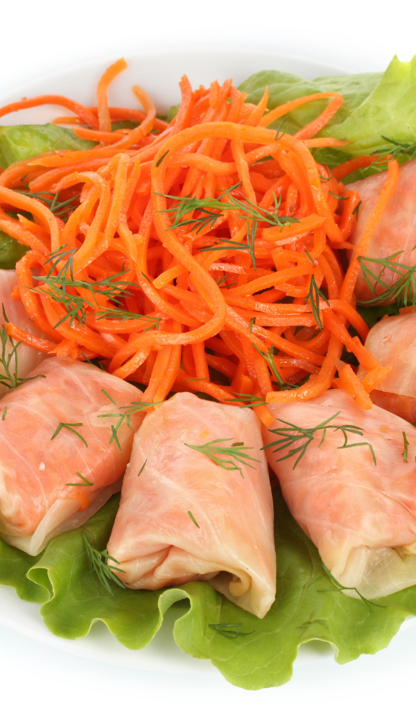 Голубцы с корейской морковью на белом фоне