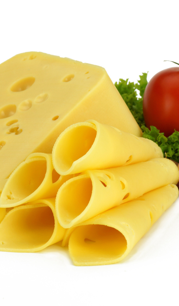 Сырная нарезка с помидором, листьями салата и чесноком на белом фоне