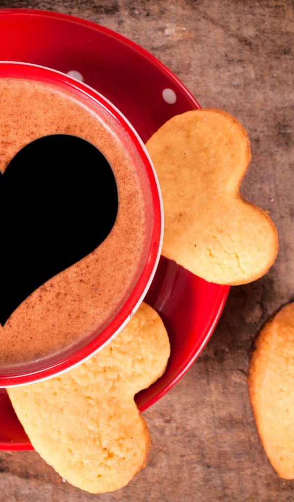 Кофе в красной чашке с печеньем 