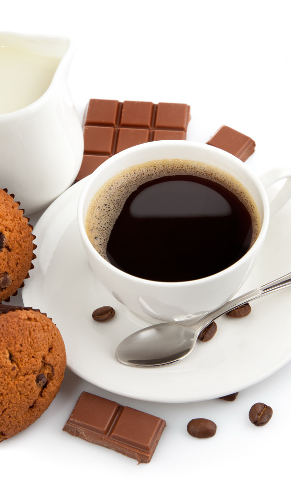 Кофе с молоком, шоколадом и кексами на завтрак
