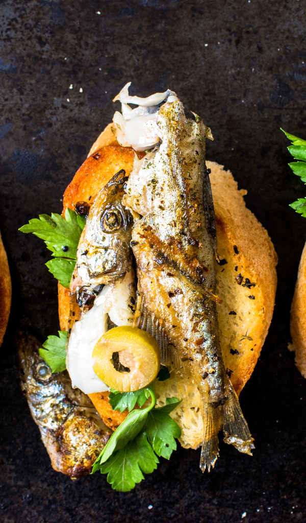 Гренки с жареной рыбой, оливками и зеленью