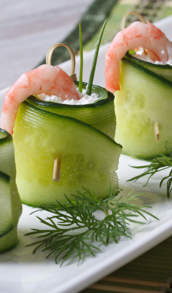 Роллы из огурца с креветками и зеленью 