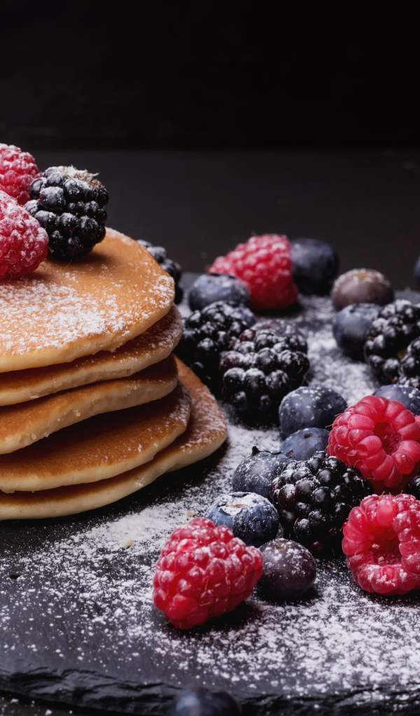 Вкусные свежие оладьи со свежими ягодами и сахарной пудрой