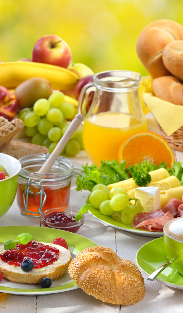 Вкусный сытный завтрак на столе