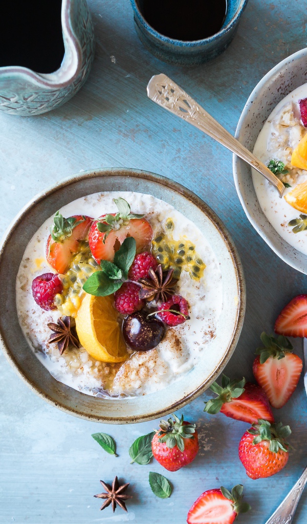 Вкусная молочная каша с ягодами на завтрак