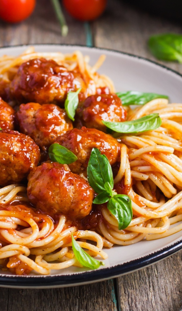 Вкусные спагетти с фрикадельками на блюде 