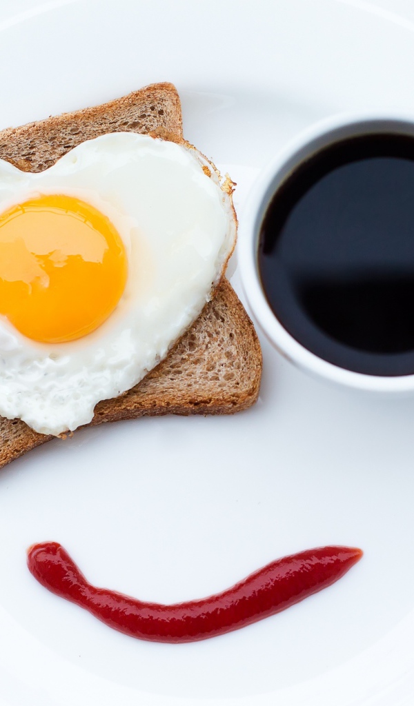 Лицо на тарелке из яичницы чашки кофе и соуса