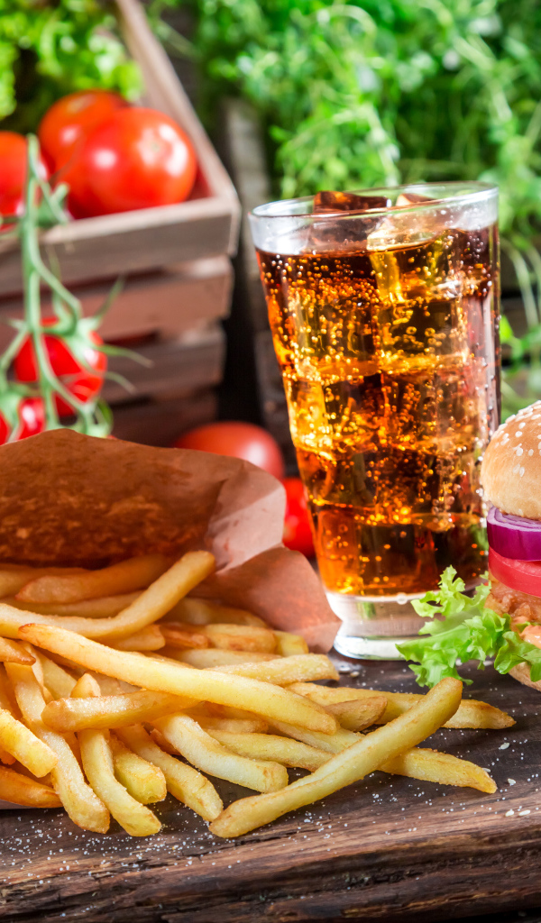 Картофель фри, пиво и сэндвич на столе 