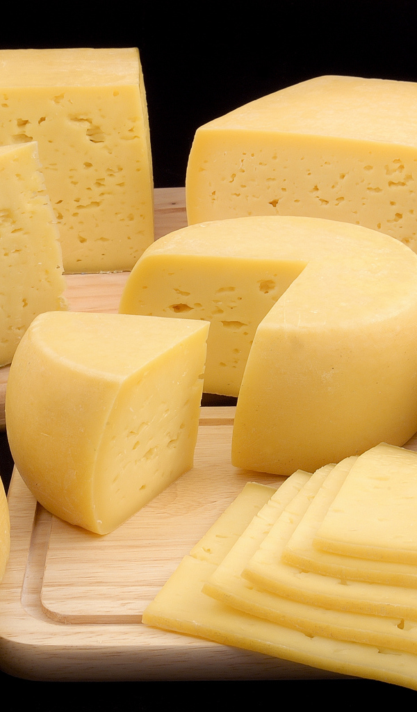 Свежие твердые сыры крупным планом