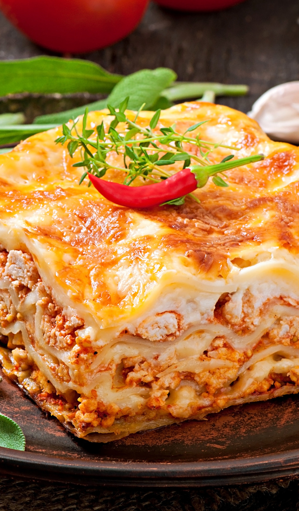 Свежая лазанья с красным перцем на тарелке 