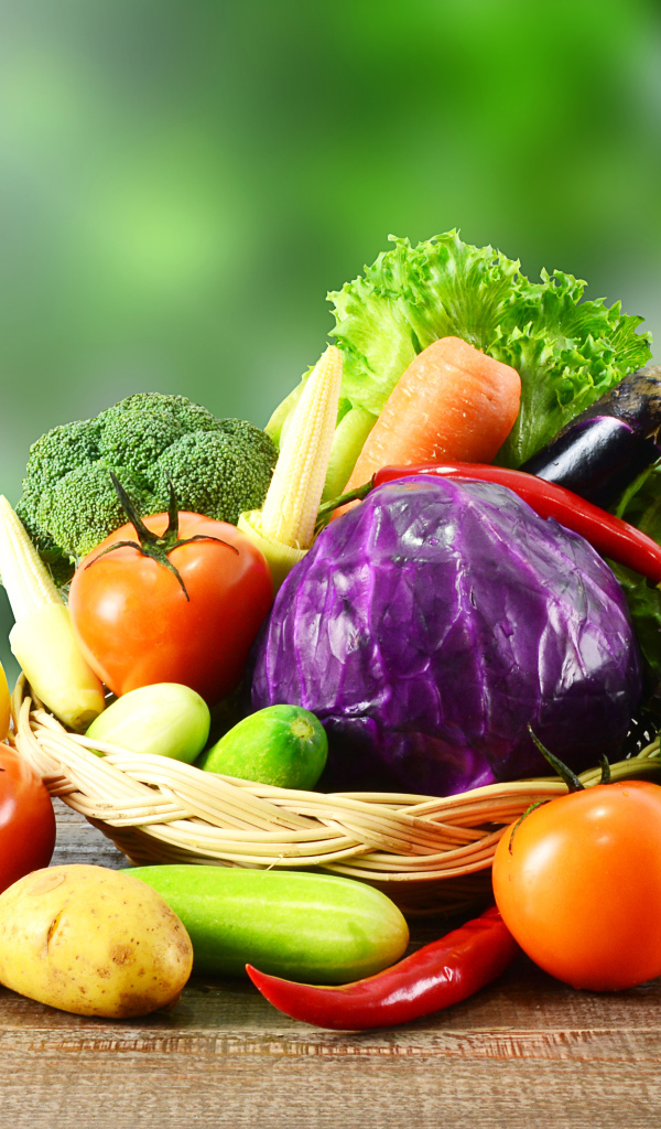 Свежие овощи в корзинке на столе