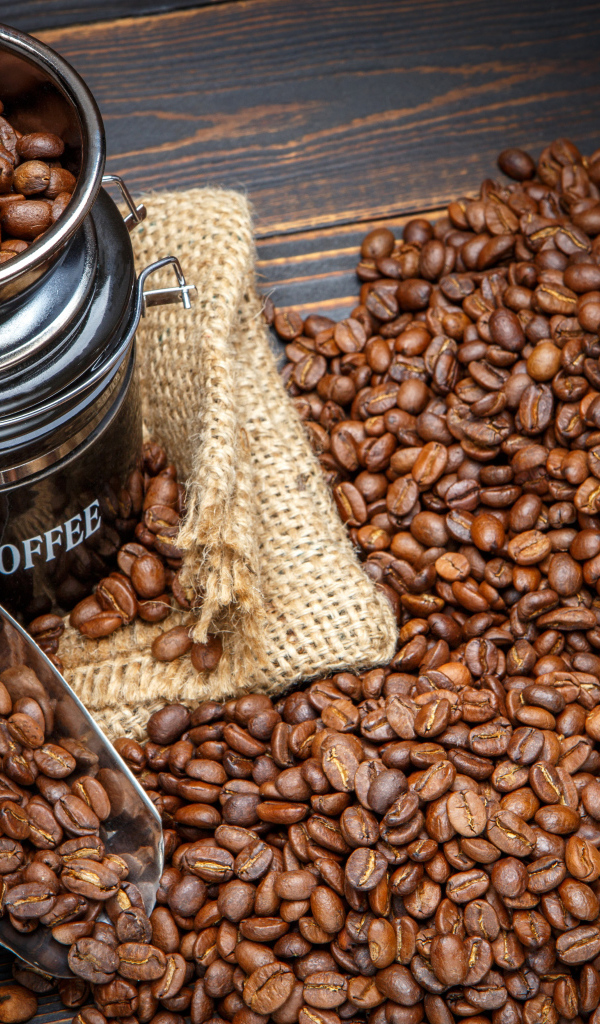 Жареные кофейные зерна с кофемолкой на столе