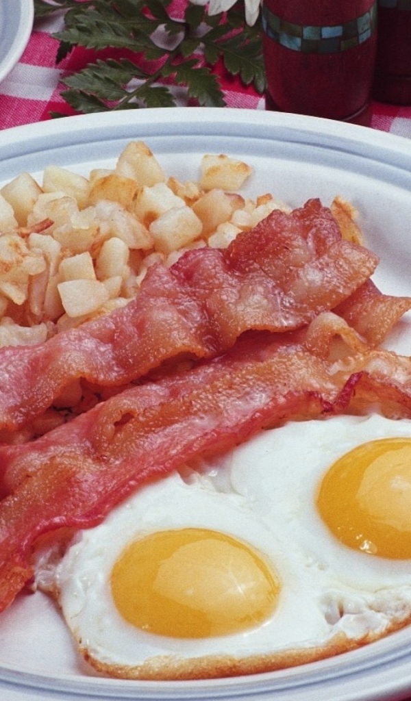 Яичница глазунья с беконом на завтрак
