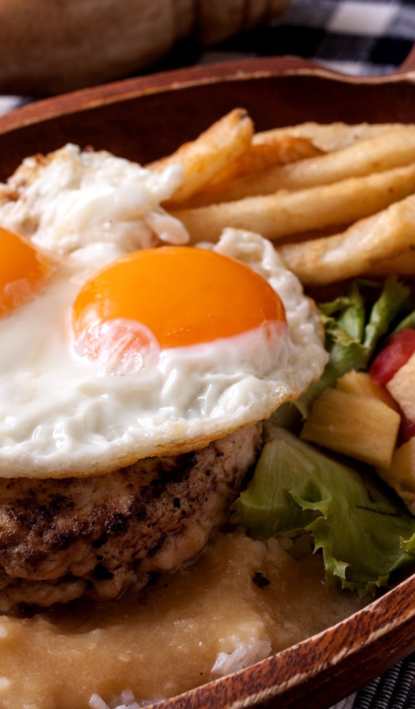 Яичница глазунья с котлетой и овощами 