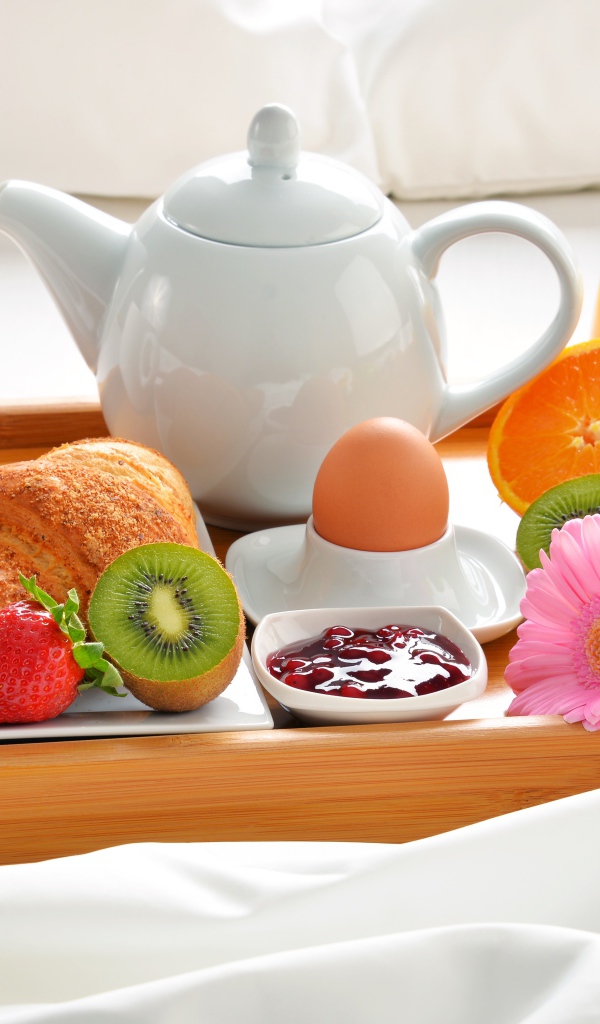 Фрукты, круассаны, кофе и варенье на завтрак