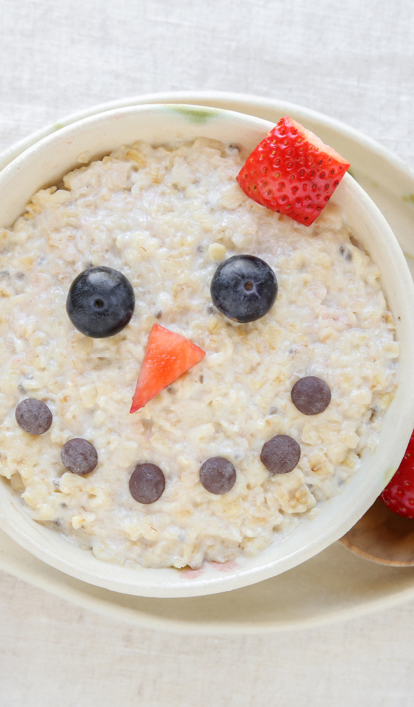 Забавный завтрак из каши с ягодами 