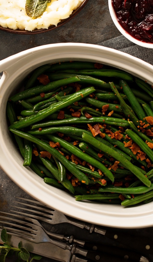 Зеленая спаржа на столе с мясом и соусом