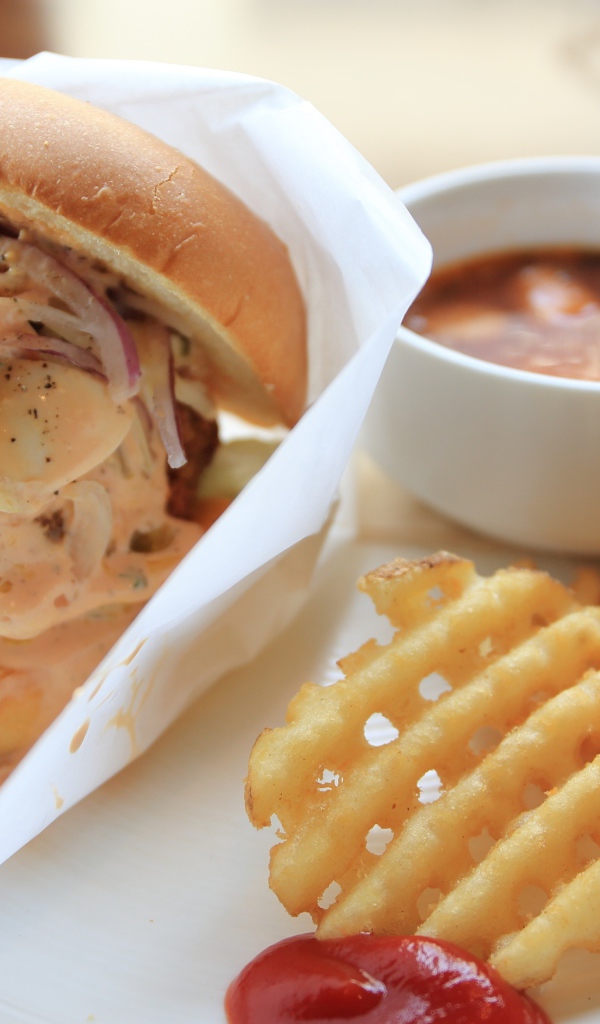 Гамбургер картошка фри и чашка кофе на завтрак