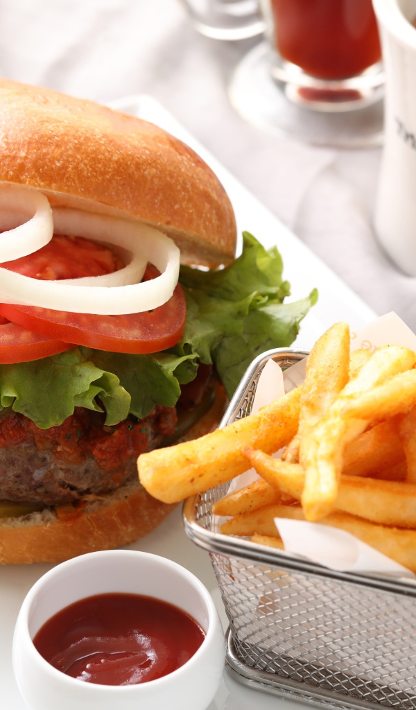 Гамбургер с картошкой фри и соусом 