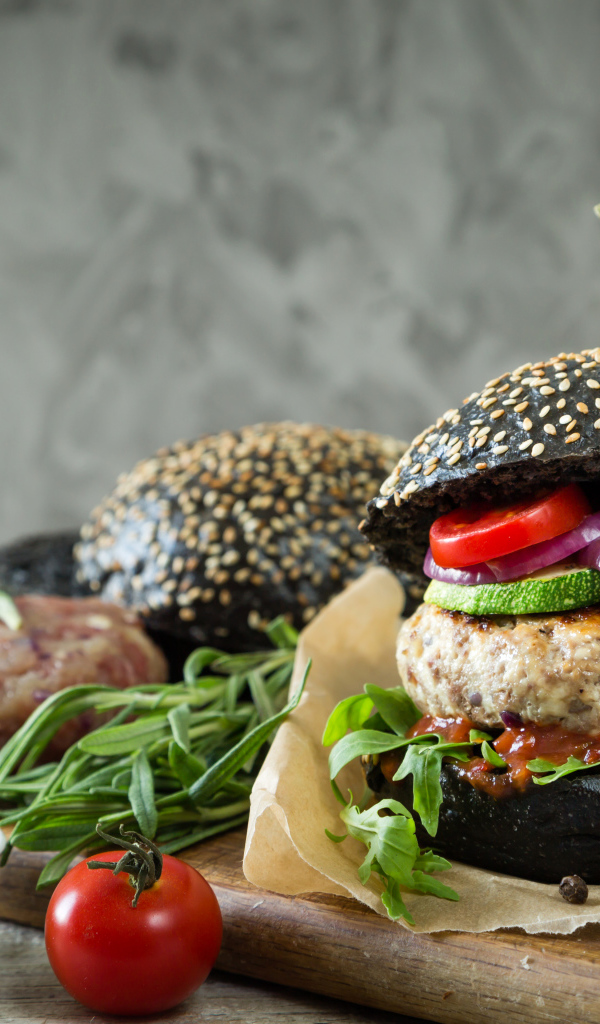 Гамбургер с котлетой и овощами 