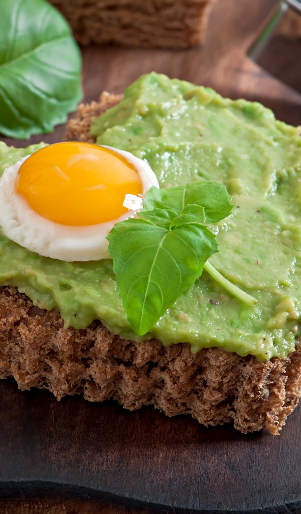 Сердце из хлеба с зеленым соусом и глазуньей